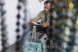 Pengrajin membuat tasbih dari limbah plastik  untuk kemudian dijual dengan harga Rp12.500 per dusin di Bunulrejo, Malang, Jawa Timur, Jumat (2/6). Pengrajin tasbih di sentra industri tasbih rumah tangga tersebut mengaku kewalahan memenuhi permintaan yang meningkat dari 100 dusin menjadi 250 dusin per minggu terutama saat bulan Ramadan. Antara jatim/Ari Bowo Sucipto/zk/17 