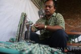 Pengrajin membuat tasbih dari limbah plastik  untuk kemudian dijual dengan harga Rp12.500 per dusin di Bunulrejo, Malang, Jawa Timur, Jumat (2/6). Pengrajin tasbih di sentra industri tasbih rumah tangga tersebut mengaku kewalahan memenuhi permintaan yang meningkat dari 100 dusin menjadi 250 dusin per minggu terutama saat bulan Ramadan. Antara jatim/Ari Bowo Sucipto/zk/17 