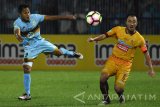 Pesepak bola Persela Lamongan Samsul Arif Munip (kiri) dihadang pesepak bola Sriwijaya FC Yu Hyunkoo (kanan) dalam lanjutan pertandingan Gojek Traveloka Liga-1 di Stadion Surajaya Lamongan, Jawa Timur, Kamis (1/6). Antara Jatim/M Risyal Hidayat/zk/17