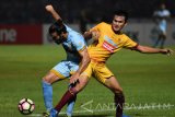 Pesepak bola Persela Lamongan Jose Manuela Barbosa Alves (kiri) dihadang pesepak bola Sriwijaya FC Bobby Satria (kanan) dalam lanjutan pertandingan Gojek Traveloka Liga-1 di Stadion Surajaya Lamongan, Jawa Timur, Kamis (1/6). Antara Jatim/M Risyal Hidayat/zk/17