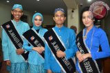 Para Jajaka dan Mojang (bujang-gadis) Kota Bogor saat bertugas pada Rapat Paripurna Istimewa DPRD Kota Bogor memperingati Hari Jadi Ke-535 Kota Bogor 3 Juni Tahun 2017. (ANTARA FOTO/M.Tohamaksun).
