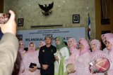 Wali Kota Bogor Jawa Barat Bima Arya bersama istri Yane 
Ardian (tengah), saat melayani permintaan foto bersama usai menghadiri Rapat Paripurna Istimewa DPRD Kota 
Bogor memperingati Hari Jadi Ke-535 Kota Bogor Tahun 2017.
(ANTARA FOTO/M.Tohamaksun).