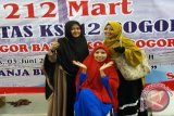 Panitia peresmian '212 Mart' (dari ki-ka) Ibu Susi, Ibu Nur Hasanah, Ibu Iffah usai 'Grand Opening' gerai perdana di wilayah Bogor, Jawa Barat. (FOTO ANTARA/Humas '212 Mart').