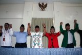 Sekjen DPP Banteng Muda Indonesia (BMI) Antoni Wijaya (dua kanan) bersama dengan Sekjen GP Ansor Jawa Timur Ahmad Tamim (tengah) bergandengan tangan saat deklarasi tolak persekusi di Blitar, Jawa Timur, Senin (5/6). GP Ansor, Banser, dan BMI menyatakan mendukung Polri dalam memberantas penyebaran berita HOAX, ujaran kebencian serta penanganan kasus persekusi di Indonesia dan mendukung langkah pemerintah dalam pembubaran ormas anti-pancasila. Antara Jatim/Irfan Anshori/zk/17