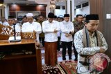 Presiden Joko Widodo saat melaksanakan shalat tarawih berjamaah bersama warga di Masjid Al Muslimun, Jl Indraprasta, Kota Bogor, Jawa Barat, Kamis malam (1/6/17). (Foto Antara/Kris-Biro Pers Setpres/Dok).