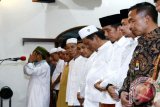 Presiden Joko Widodo saat melaksanakan salat tarawih berjamaah bersama warga di Masjid Al Muslimun, Jl Indraprasta, Kota Bogor, Jawa Barat, Kamis malam (1/6/17). (Foto Antara/Kris-Biro Pers Setpres/Dok).