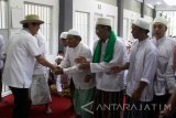 Menteri Hukum dan HAM, Yasonna Hamonangan Laoly (kiri) menyalami para santri di  Pondok Pesantren At Taubah di Lapas Kelas I Lowokwaru, Malang, Jawa Timur, Senin (5/6). Pondok pesantren tersebut sengaja didirikan sebagai upaya pembelajaran, kajian religius serta upaya penyadaran bagi sekitar 400 santri yang merupakan narapidana. Antara Jatim/Ari Bowo Sucipto/zk/17.