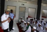 Menteri Hukum dan HAM, Yasonna Hamonangan Laoly (kiri) meninjau ruangan Pondok Pesantren At Taubah di Lapas Kelas I Lowokwaru, Malang, Jawa Timur, Senin (5/6). Pondok pesantren tersebut sengaja didirikan sebagai upaya pembelajaran, kajian religius serta upaya penyadaran bagi sekitar 400 santri yang merupakan narapidana. Antara Jatim/Ari Bowo Sucipto/zk/17.