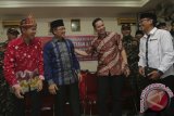 Hernoe kembalikan formulir pendaftaran ke PDIP Palembang