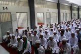 Santri Pondok Pesantren At Taubah duduk di depan kamar hunian di Lapas Kelas I Lowokwaru, Malang, Jawa Timur, Senin (5/6). Pondok pesantren tersebut sengaja didirikan sebagai upaya pembelajaran, kajian religius serta upaya penyadaran bagi sekitar 400 santri yang merupakan narapidana. Antara Jatim/Ari Bowo Sucipto/zk/17.