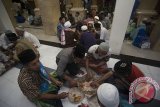 Sejumlah Umat Islam berbuka puasa bersama dalam tradisi Megibung di Masjid Al Muhajirin Kepaon, Denpasar, Bali, Senin (5/6). Tradisi makan bersama khas adat masyarakat Bali tersebut telah diwarisi umat Islam di kawasan itu sejak sekitar tahun 1326 H yang digelar setiap 10 hari berpuasa di bulan Ramadan untuk memupuk persaudaraan. Antara Bali/Nyoman Budhiana/17.