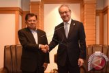 Wakil Presiden Jusuf Kalla (kiri) berjabat tangan dengan President dan CEO Sumitomo Mitsui Banking Corporation (SMBC) Makoto Takashima (kanan) setelah pertemuan di Tokyo, Jepang, Senin (5/6). Pertemuan itu membahas peluang-peluang investasi dari Jepang ke Indonesia. ANTARA FOTO/Akbar Nugroho Gumay/wdy/17.