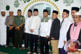 Wali Kota Bogor Jawa Barat Bima Arya Sugiarto (tengah) saat foto bersama para jamaah pada kegiatan Tarawih Keliling (Tarling) Safari
Ramadhan 1438 H/2017 M, di Masjid Jami Nurul Huda, Kelurahan Sukasari, Kecamatan Bogor Timur. (ANTARA FOTO/M.Tohamaksun).