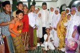 Wali Kota Bogor Bima Arya Sugiarto (tengah) saat berfoto bersama para jemaah ketika memulai kegiatan salat Tarawih Keliling (Tarling) Safari Ramadhan 1438 H/2017 M, di Masjid Jami Nurul Huda, Kelurahan Sukasari, Kecamatan Bogor Timur, Kota Bgor, Jawa Barat.  (ANTARA FOTO: M.Tohamaksun).