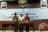 Bupati Barito Kuala, Kalimantan Selatan H. Hasanuddin Murad kembali menorehkan prestasi bagi Bumi Ijejela yang dipimpinnya meraih opini Wajar Tanpa Pengecualian (WTP) dari BPK-RI Perwakilan Kalsel di Banjarbaru, Senin (5/6). Foto:Antaranews Kalsel/Arianto/G.