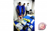 Dua tersangka pelaku penyelundupan sabu dari Malaysia dikawal petugas saat menjalani rilis kasus yang digelar Badan Narkotika Nasional (BNN) di Kantor BNN Kalbar, Senin (5/6). Pada Jumat (2/6), Tim gabungan dari BNN Kalbar, Polda Kalbar serta Bea dan Cukai berhasil mengamankan satu kotak deterjen berisi satu kilogram sabu yang diselundupkan dari Malaysia melalui Pos Lintas Batas Negara Entikong, Kabupaten Sanggau dengan menggunakan Bus Damri, dari dua pelaku asal Pontianak berinisial TS dan SB. ANTARA FOTO/Jessica Helena Wuysang/17.