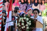 Presiden ke-5 Megawati Soekarno Putri berpidato saat peresmian monumen Putra Sang Fajar di Blitar, Jawa Timur, Selasa (6/6). Monumen patung berbentuk Presiden Soekarno yang terbuat dari perunggu setiggi 9 meter tersebut dibuat oleh tiga seniman asal Jogjakarta, yang melambangkan kecintaan masyarakat akan sosok Soekarno sebagai 'Putra Sang Fajar'. Antara Jatim/Irfan Anshori/zk/17