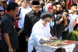 Presiden ke-5 Megawati Soekarno Putri menandatangani prasasti peresmian saat peresmian monumen Putra Sang Fajar di Blitar, Jawa Timur, Selasa (6/6). Monumen patung berbentuk Presiden Soekarno yang terbuat dari perunggu setiggi 9 meter tersebut dibuat oleh tiga seniman asal Jogjakarta, yang melambangkan kecintaan masyarakat akan sosok Soekarno sebagai 'Putra Sang Fajar'. Antara Jatim/Irfan Anshori/zk/17