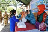 Ketua TP PKK Balangan, Hj Nursidah Ansharuddin, saat melayani warga pada gelar pasar murah di Kecamatan Awayan, Senin (6/6), bekersama dengan Dharma Wanita, serta program CSR Bank Kalsel setempat. Foto: Antaranews Kalsel/Roly Supriadi