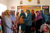 Ketua TP PKK Balangan, Hj Nursidah Ansharuddin, bersama Dharma Wanita Persatuan kabupaten setempat, menyerahkan paket kebutuhan pangan atau sembako tahap pertama, kepada warga, di Aula Kantor Kecamatan Awayan, Selasa (6/6). Foto: Antaranews Kalsel/Roly Supriadi