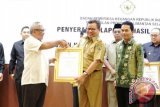 Bupati Balangan, H Anhsaruddin, ditemani oleh Ketua DPRD Balangan, H Abdul Hadi, saat menerima LHP dari Ketua BPKP Provinsi Kalsel, Didi Budi Satrio di Banjarbaru, Senin (5/6). Foto: Antaranews Kalsel/Roly Supriadi