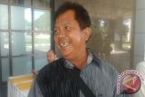 Isrul salah seorang petani ikan air tawar di Toboali, Kabupaten Bangka Selatan mendapatkan bantuan pinjaman bergulir PT Timah (Persero) Tbk periode I 2017 di Pangkalpinang, Selasa (6/6/2017). (antarababel.com/Aprionis)