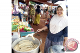 Fitri Wahyuni warga Putussibau menunjukan kerupuk basah yang merupakan makanan khas masyarakat Kapuas Hulu yang terbuat dari ikan air tawar dan tepung sagu, termasuk makanan yang wajib disajikan saat hari raya Idul Fitri. (Foto Antara Kalbar/Timotius/Timotius)