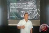 Udin seorang pelaku usaha kecil makanan khas Bangka mendapatkan bantuan pinjaman bergulir PT Timah (Persero) Tbk periode I 2017 di Pangkalpinang, Selasa (6/6/2017). (antarababel.com/Aprionis)