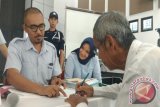 Penandatangan surat perjanjian pinjaman dana Program Kemitraan PT Timah (Persero) Tbk periode I 2017 sebesar Rp3,13 miliar diberikan kepada 87 mitra binaan yang tersebar di Provinsi Kepulauan Babel, Pangkalpinang, Selasa (6/6). (antarababel.com/Aprionis) 