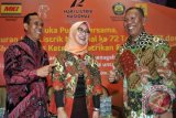 Ketua Umum Masyarakat Ketenagalistrikan Indonesia (MKI) Supangkat Iwan Santoso (kiri), bersama Direktur Program Ketenagalistrikan Ditjen Ketenagalistrikan Kementerian ESDM Alihuddin Sitompul (kanan) dan Ketua Panitia Noesita Indriani, berbincang di sela peresmian rangkaian peringatan Hari Listrik Nasional di Jakarta, Rabu (7/6), MKI menggelar rangkaian peringatan Hari Listrik Nasional dengan tema Mewujudkan Catur Cita Ketenagalistrikan Berkecukupan, Kompetitif, Berkelanjutan dan Merata menuju Indonesia Terang. ANTARA FOTO/Audy Alwi/wdy/17.