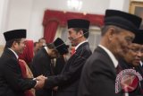 Presiden Joko Widodo (kedua kiri) memberi selamat kepada Kepala UKP-PIP Yudi Latif (kiri) usai pelantikan Dewan Pengarah dan Kepala Unit Kerja Presiden bidang Pembinaan Ideologi Pancasila (UKP-PIP) di Istana Negara, Jakarta, Rabu (7/6). UKP-PIP berangotakan sembilan dewan yaitu Mayjen TNI (Purn) Wisnu Bawa Tenaya, Said Aqil Siradj, Jenderal TNI (Purn) Try Sutrisno, Ma'ruf Amin, Megawati Soekarnoputri, Mantan Ketua MK Mahfud MD, Andreas Anangguru Yewangoe, Sudhamek, dan Mantan Ketua Umum PP Muhammadiyah Syafii Maarif . ANTARA FOTO/Rosa Panggabean/wdy/17.