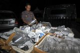 Polisi Perairan (polair) Banyuwangi memeriksa benur (anak lobster) hasil tangkapan di Makopolair Banyuwangi, Jawa Timur, Selasa (6/6) malam. Polisi berhasil menggagalkan penyelundupan sekitar 20 ribu ekor benur yang rencananya akan dikirim keluar Negeri. Antara Jatim/Budi Candra Setya/zk/17.