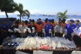 Polisi Perairan bersama Balai karantina Ikan Jawa Timur menunjukan barang bukti bibit lobster (benur) beserta tersangka saat rilis di Mako polair Banyuwangi, Jawa Timur, Rabu (7/6). Kesatuan Polisi Perairan Polres Banyuwangi berhasil mengungkap kasus penyelundupan bibit lobster sebanyak 45 ribu ekor jenis pasir dan mutiara dengan omset Rp400 beserta 7 orang pelaku yang bertindak sebagai pengepul, kurir dan pembeli. Antara Jatim/Budi Candra Setya/zk/17. 