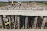 Pekerja menyiapkan proses pengecoran jalan tol Kertosono-Jombang di daerah Patianrowo, Kertosono, Nganjuk, Jawa Timur, Kamis (8/6). Ruas jalan tol Kertosono-Jombang ditargetkan selesai pembangunannya pada H-7 arus mudik lebaran 2017 agar dapat dilalui sebagai jalur alternatif guna memecah kemacetan di jalan utama Kertosono-Jombang. Antara Jatim/Prasetia Fauzani/zk/17 