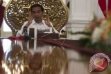 Presiden Joko Widodo menjawab pertanyaan wartawan dalam wawancara khusus dengan Kantor Berita Antara, di Istana Merdeka, Jakarta, Kamis (8/7). Presiden Jokowi membahas sejumlah isu, antara lain pertumbuhan ekonomi, potensi investasi, serta toleransi dan persatuan bangsa. ANTARA FOTO/Rosa Panggabean/wdy/17.