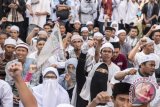 Warga yang tergabung dalam Aksi Bela Ulama 96 melakukan aksi damai di pelataran Masjid Istiqlal, Jakarta, Jumat (9/6). Dalam aksinya mereka menolak penetapan tersangka pimpinan Front Pembela Islam Riziq Shihab dan pembubaran ormas HTI. ANTARA FOTO/M Agung Rajasa/wdy/17