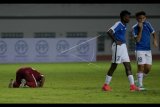 Pesepak bola Timnas Indonesia U-16 Sukra Yatul Fajra (kiri) melakukan sujud syukur usai mengalahkan Timnas Singapura U-16 dalam pertandingam persahabatan di Stadion Wibawa Mukti, Kabupaten Bekasi, Jawa Barat, Kamis (8/6) malam. Indonesia berhasil mengalahkan Singapura dengan skor 4-0. ANTARA FOTO/Sigid Kurniawan/foc/17.