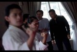 Menpora Imam Nahrawi (kanan) dan Chief de Mission (CDM) Kontingen SEA Games Indonesia Aziz Syamsuddin (kedua kanan) meninjau pelatnas Karate SEA Games 2017 Malaysia di Jakarta, Jumat (9/6). Dalam kunjungan tersebut Menpora berjanji honor atlet pelatnas SEA Games 2017 yang belum dibayar selama dua bulan akan direalisasikan pada Senin (11/6). ANTARA FOTO/Sigid Kurniawan/ama/17.