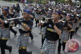 Sejumlah pemuda melakukan gladi bersih pawai pembukaan Pesta Kesenian Bali (PKB) 2017 di kawasan Bajra Sandhi, Renon, Denpasar, Bali, Jumat (9/6). Gladi bersih tersebut merupakan persiapan pembukaan PKB 2017 yang akan digelar Sabtu (10/6) dengan melibatkan sekitar 2.500 partisipan dari berbagai daerah termasuk dari India dan Timor Leste. ANTARA FOTO/Fikri Yusuf/wdy/17.