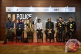 Karopenmas Divisi Humas Polri Brigjen Pol Rikwanto (ketiga kanan) bersama Ketua Panitia Police Movie Festival 4 AKP Ardila Amri (kedua kanan), Wakil Ketua Police Movie Festival 4 AKP Hasbi Ristama (kanan), Dewan Juri Police Movie Festival 4 Ario Bayu (kiri), Renny Djayusman (kedua kiri), produser animasi Wahyu Aditya (ketiga kiri), dan penulis cerita Upi Avianto (tengah) menjawab pertanyaan wartawan jelang penganugerahan Police Movie Festival 4 di Jakarta, Sabtu (10/6). Police Movie Festival 4 diikuti oleh 247 karya film yang nantinya akan digunakan untuk media edukasi dan sosialisasi kepada masyarakat tentang peran kepolisian. ANTARA FOTO/Puspa Perwitasari/wdy/17.