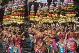 Sejumlah seniman membawakan tari kolosal Siwa Nata Raja yaitu salah satu dari sembilan tari Bali yang diakui UNESCO sebagai warisan budaya tak benda dalam parade Pesta Kesenian Bali ke-39 di depan Monuman Bajra Sandhi, Denpasar, Sabtu (10/6). Festival tahunan bidang seni budaya tersebut melibatkan sekitar 5.000 seniman termasuk empat grup kesenian asing yang akan berlangsung dari 10 Juni hingga 8 Juli 2017. Antara Bali/Nyoman Budhiana/2017.