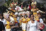 Sejumlah seniman membawakan Tari Sang Hyang Dedari yaitu salah satu dari sembilan tari Bali yang diakui UNESCO sebagai warisan budaya tak benda dalam parade Pesta Kesenian Bali ke-39 di depan Monuman Bajra Sandhi, Denpasar, Sabtu (10/6). Festival tahunan bidang seni budaya tersebut melibatkan sekitar 5.000 seniman termasuk empat grup kesenian asing yang akan berlangsung dari 10 Juni hingga 8 Juli 2017. Antara Bali/Nyoman Budhiana/2017.