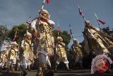 Sejumlah seniman membawakan Tari Baris Tombak yaitu salah satu dari sembilan tari Bali yang diakui UNESCO sebagai warisan budaya tak benda dalam parade Pesta Kesenian Bali ke-39 di depan Monuman Bajra Sandhi, Denpasar, Sabtu (10/6). Festival tahunan bidang seni budaya tersebut melibatkan sekitar 5.000 seniman termasuk empat grup kesenian asing yang akan berlangsung dari 10 Juni hingga 8 Juli 2017. Antara Bali/Nyoman Budhiana/2017.