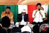 Presiden Joko Widodo (kanan) didampingi Wakil Gubernur Jawa Barat Deddy Mizwar (kiri) bersilaturahmi bersama pimpinan dan santri Pondok Pesantren Miftahul Huda di Tasikmalaya, Jawa Barat, Sabtu (10/6). Presiden dalam sambutannya meminta masyarakat menjaga persatuan dan kerukunan antar warga untuk membangun Indonesia. ANTARA FOTO/Bayu Prasetyo/wdy/17.