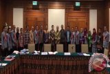 Bupati Hulu Sungai Selatan, H. Achmad Fikry beserta Tim Pendamping  berfoto bersama dengan Dewan Pertimbangan Adipura Pusat (selaku Panelis) usai penyampaikan presentasi dan wawancara Penilaian Adipura 2017 di Aula Maritim Hotel Sultan, Jakarta, Jumat sore (9/6) Sore.Foto : Fathurrahman/Antara Kalsel