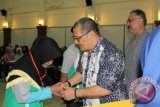 Kepala Pusat Pusat Pemberdayaan Pemuda dan Olahraga Nasional (PPPON)-Kemenpora Henry Ridwan saat menyematkan tanda peserta pada Pesantren Kilat (Sanlat) Kebangsaan 2017 bertema 'Melalui Pesantren Kilat Pemuda Kota Kokohkan Pancasila Sebagai Pemersatu Bangsa' (FOTO ANTARA/dok/17).