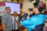 Deputi Bidang Pemberdayaan Pemuda Kemenpora RI, Faisal Abdullah (kiri) saat menjawab pertanyaan Pers usaui membuka Pesantren Kilat (Sanlat) Kebangsaan Untuk Pemuda tahun 2017 di PPPON Kemenpora Ciburur, Jakarta Timur. Sebanyak 150 pemuda dan pemudi, santri  pondok pesantren, pelajar, mahasiswa, dan organisasi kepemudaan dari sejumlah provinsi di Indonesia, antara lain DKI Jakarta, Jawa Barat, Jawa Tengah, Banten, dan Provinsi Lampung serta Jabodetabek mengikuti Sanlat 11-14 Juni 2017 itu. (ANTARA FOTO/M.Tohamaksun).