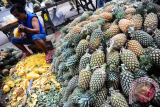 Seorang pedagang mengupas buah Nenas di lapak dagangannya di Pasar Flamboyan, Pontianak, Kalbar, Senin (12/6). Buah Nenas yang dipasok dari kawasan pertanian di Rasau Jaya, Kabupaten Kubu Raya, Kalbar tersebut, dijual seharga Rp5 ribu per buah. ANTARA FOTO/Jessica Helena Wuysang/17

