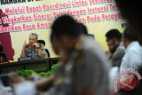 Kapolda Kalbar, Irjen (Pol) Erwin Triwanto berbicara dalam rapat koordinasi sektoral Operasi Ramadaniya Kapuas 2017 di Mapolda Kalbar, Senin (12/6). Kapolda Kalbar menyatakan pihaknya melakukan penguatan keamanan di bandara dan pelabuhan, guna mengantisipasi masuknya bahan bom serta barang ilegal lainnya selama berlangsungnya Operasi Ramadaniya Kapuas. ANTARA FOTO/Jessica Helena Wuysang/17