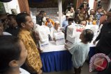 Presiden Joko Widodo (kedua kiri) menyaksikan pembagian sembako kepada warga di daerah Rawa Bebek, RW 11, RT 7, Jakarta, Selasa (13/6/2017). Sebanyak 200.000 paket dibagikan secara gratis dengan tujuan untuk meringankan beban masyarakat menjelang Idul Fitri. (ANTARA/Rosa Panggabean)